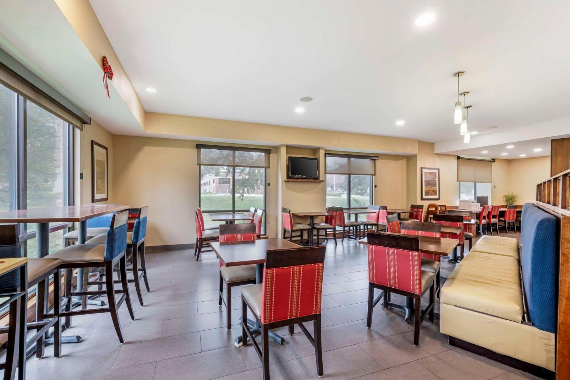 Comfort Suites East Lincoln - Mall Area Esterno foto
